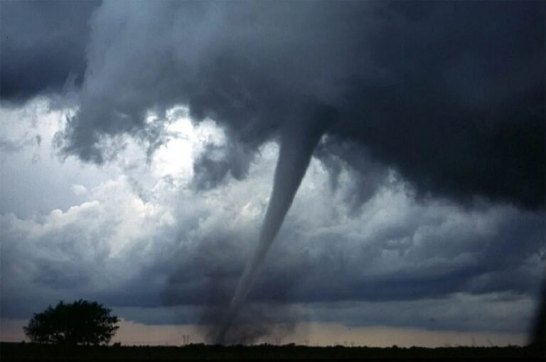 Texas se prepara para la llegada de tornados...-min