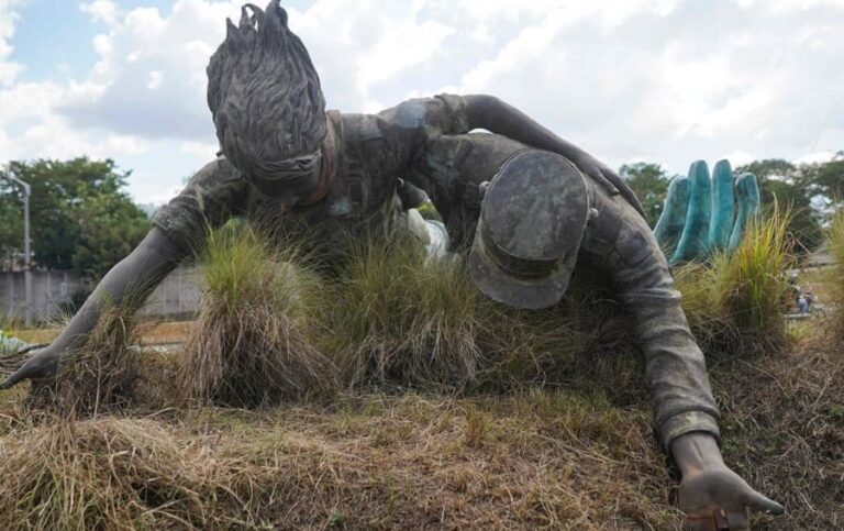 Bukele destruye monumento símbolo...-min