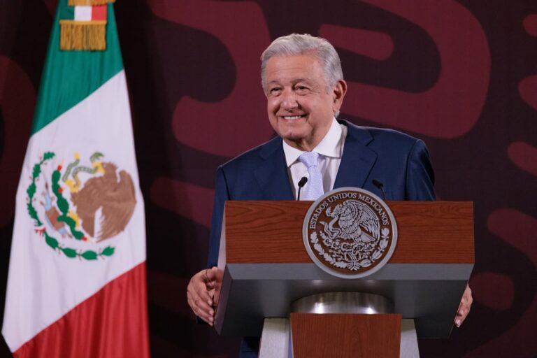 2024-04-23 AMLO. derecho a la salud-min