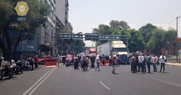 manifestantes cierran calle en CDMX-min