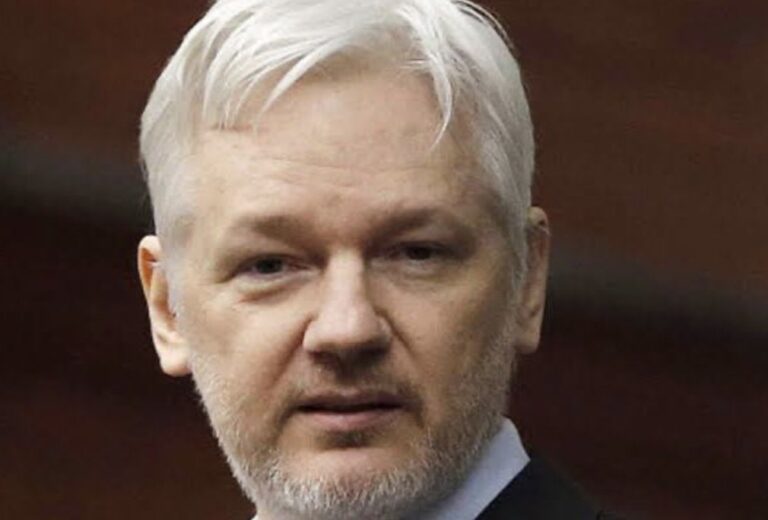 Julian Assange-min