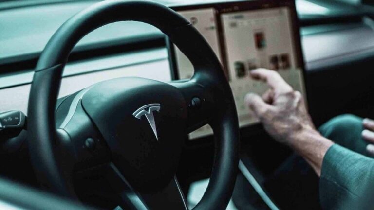 tesla.retira 9 mil carros en EUA por fallas-min