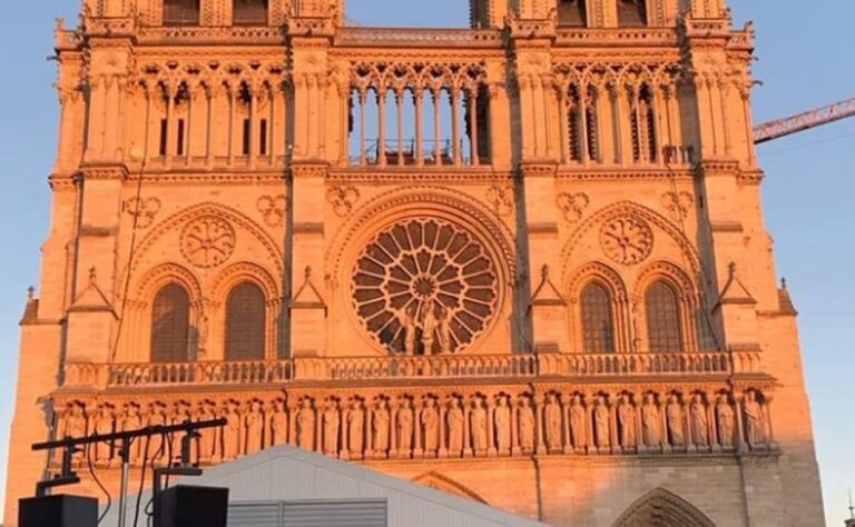 Monedas de un kilo de oro para celebrar la reapertura de Notre Dame-min