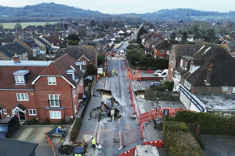 Socavón se traga parte de una calle en Inglaterra-min